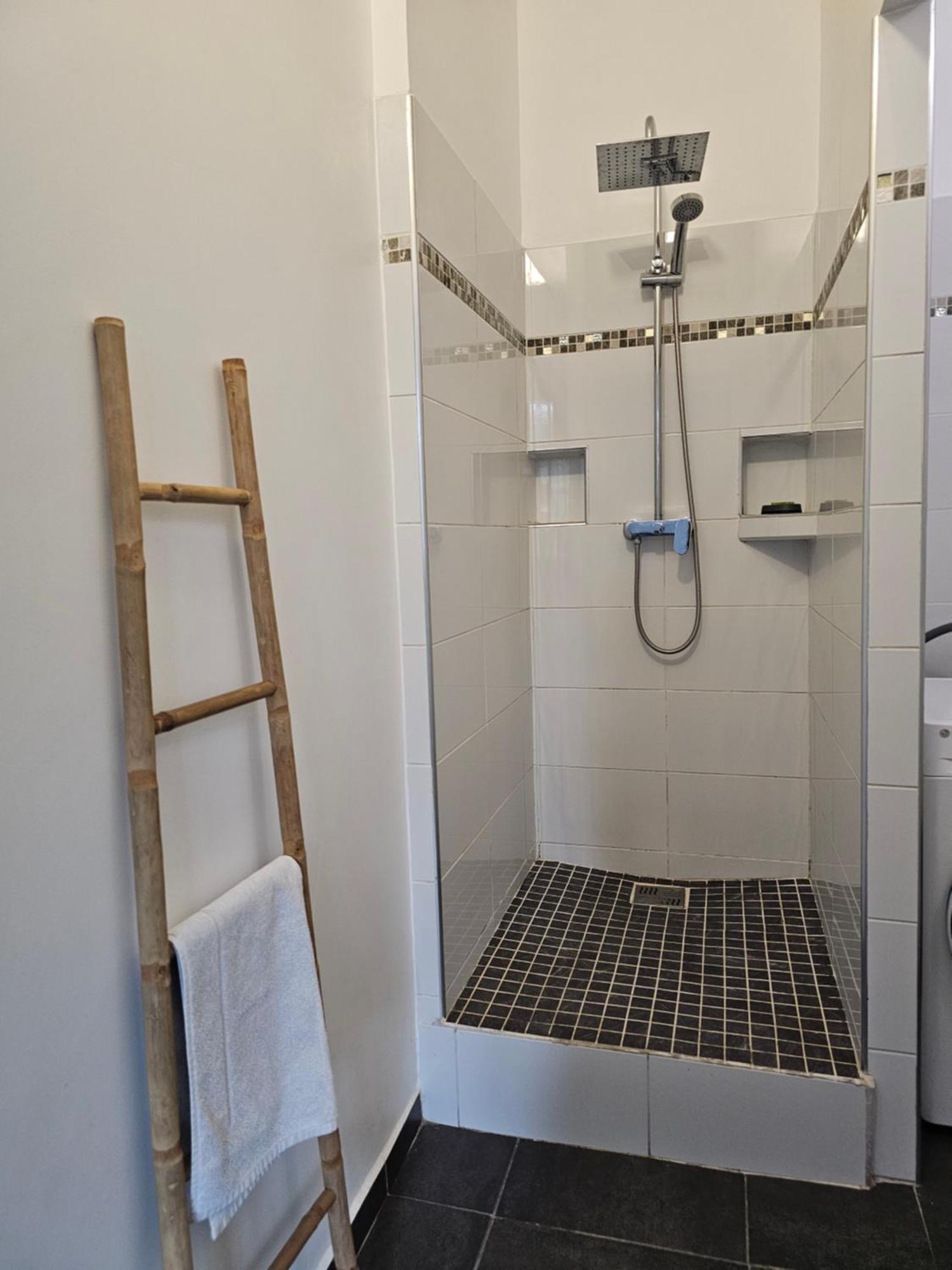 Charmant Pied-A-Terre Coeur De Ville ปวงต์-ตา-ปิตร์ ภายนอก รูปภาพ